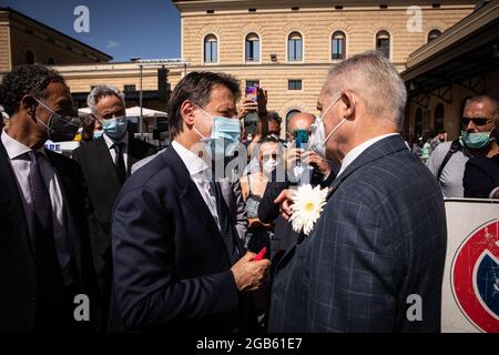 Bologna, ITALIEN. 2. August 2021. Gedenkfeier zum 41. Jahrestag der Bombardierung des Bahnhofs am 2. August 1980. Paolo Bolognesi Präsident der Vereinigung der Eltern der Opfer des Massakers am 1980/08/02 trifft sich am Ende der Zeremonie der ehemalige Premierminister und Führer der 5-Sterne-Bewegung Giuseppe Conte. Kredit: Massimiliano Donati/Alamy Live Nachrichten Stockfoto