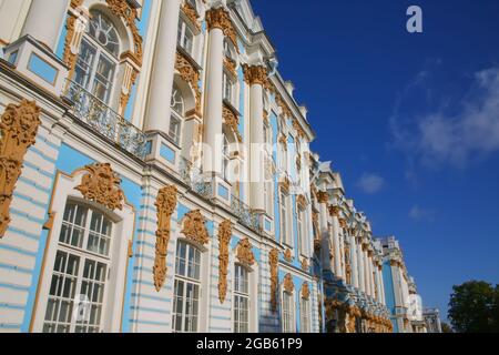 Blick auf das wunderschöne Äußere des Katharinenpalastes. Catherines Palace ist ein Rokoko-Palast in Tsarskoye Selo Puschkin, St. Petersburg, Russland. Stockfoto