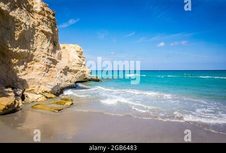 Der Punticeddha Strand oder Spiaggia Punticeddha von Sant'Andrea, Adriaküste Salento, Apulien, Italien. Schöne sandige Küste von Apulien mit blauem Wasser, Klippen an einem Sommertag. Keine Personen Stockfoto