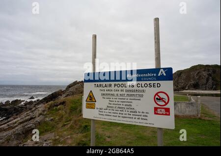 Tarlair Pool ist geschlossen Schild mit Warnmeldungen. Bezieht sich auf ein altes Gezeitenbecken, das jetzt in Aberdeenshire, Schottland, verwelkt ist. Keine Personen. Stockfoto