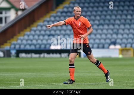 ROCHDALE, GROSSBRITANNIEN. AM 30. JULI wird Sutton von Oldham Athletic während des Vorsaison-Freundschaftsspiel zwischen Rochdale und Oldham Athletic am Freitag, den 30. Juli 2021 im Spotland Stadium, Rochdale, ausgetragen. (Kredit: Eddie Garvey | MI Nachrichten) Kredit: MI Nachrichten & Sport /Alamy Live Nachrichten Stockfoto