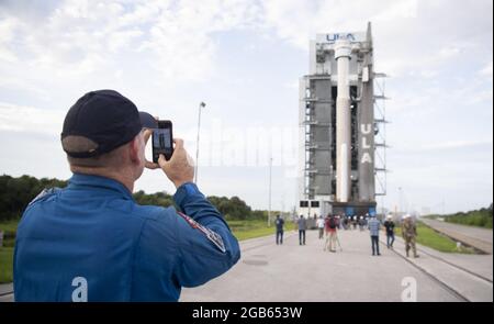 NASA-Astronaut Barry âÂ € ÂœButch' Wilmore macht ein Foto mit seinem Handy als United Launch Alliance ATLAS V Rakete mit BoeingâÂ € Â™s CST-100 Starliner-Raumschiff an Bord wird gesehen, wie es aus der Vertical Integration Facility auf die Startrampe am Space Launch Complex 41 vor der ausgerollt wird Orbital Flight Test-2 (OFT-2) Mission, Montag, 2. August 2021 auf der Cape Canaveral Space Force Station in Florida. BoeingâÂ € Â™2 Orbital Flight Test-StarlinerâÂ wird Â™€ zweite unbemundete Flugtest und dockt an der Internationalen Raumstation als Teil des NASA Commercial Crew Program. Stockfoto