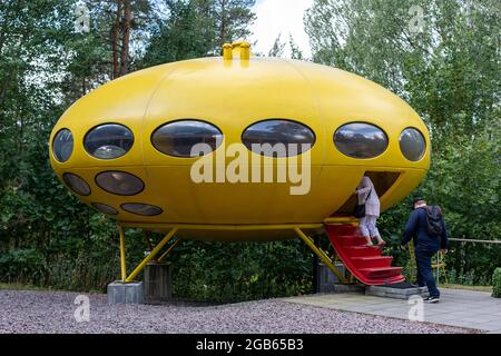 Museumsbesucher, die die Treppe des Futuro House (1968) von Matti Suuronen im Ausstellungszentrum WeeGee Hinterhof in Espoo, Finnland, erklimmen Stockfoto