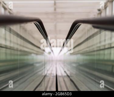 Leerer Travelator mit Glasgeländern. Ohne Menschen. Mechanisierte Fußgängerüberführung Stockfoto