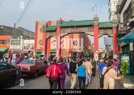 LIMA, PERU - 5. JUNI 2015: Menschen gehen auf einer überfüllten Straße von Chinatown in Lima, Peru. Stockfoto