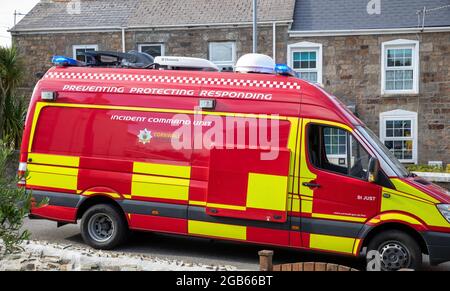 Camborne, Cornwall, Großbritannien, 2. August 2021, Einsatzkommandoeinheit Feuer nimmt an diesem späten Nachmittag an einem großen Bauernbrand in Camborne, Cornwall, Teil. Vier Pumpen waren anwesend und der Brand wird noch gelöscht.Quelle: Keith Larby/Alamy Live News Stockfoto
