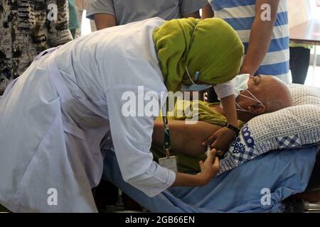 Dhaka, Bangladesch. August 2021. DHAKA, BANGLADESCH - 1. AUGUST: Eine Person erhält eine Dosis des Moderna-Impfstoffes während einer Gesundheitskampagne, um das Infektionsrisiko gegen das Covid-19 (CORONAVIRUS) am 1. August 2021 im Krankenhaus in Dhaka, Bangladesch, zu verringern. (Foto von Eyepix/Sipa USA) Quelle: SIPA USA/Alamy Live News Stockfoto