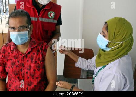 Dhaka, Bangladesch. August 2021. DHAKA, BANGLADESCH - 1. AUGUST: Eine Person erhält eine Dosis des Moderna-Impfstoffes während einer Gesundheitskampagne, um das Infektionsrisiko gegen das Covid-19 (CORONAVIRUS) am 1. August 2021 im Krankenhaus in Dhaka, Bangladesch, zu verringern. (Foto von Eyepix/Sipa USA) Quelle: SIPA USA/Alamy Live News Stockfoto