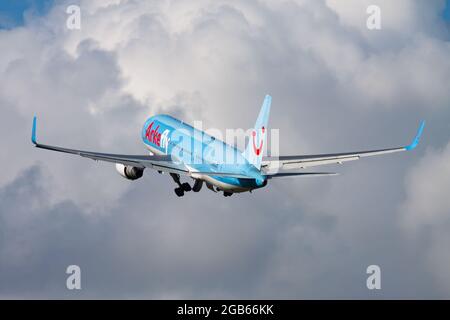 Amsterdam, Niederlande - 15. August 2014: TUI Arkefly Passagierflugzeug am Flughafen. Flugreisen planen. Luftfahrt und Flugzeuge. Luftverkehr. Global Stockfoto