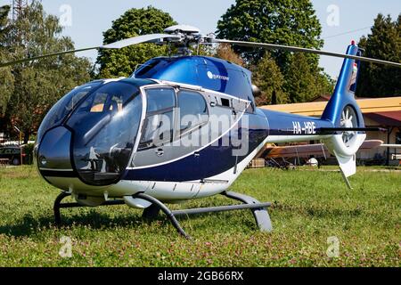 Kaposujlak, Ungarn - 5. Juni 2021: Kommerzieller Helikopter am Flughafen und Flugplatz. Rotorcraft. Allgemeine Luftfahrtindustrie. Transport von öffentlichen Versorgungsunternehmen Stockfoto