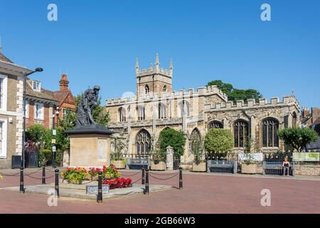 Der Allerheiligen Kirche und Kriegerdenkmal, Marktplatz, Huntingdon, Cambridgeshire, England, Vereinigtes Königreich Stockfoto