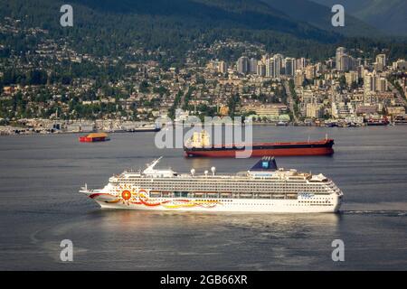 Norwegigan Sun Cruise Ship Verlässt Vancouver Im Hafen Von Vancouver Mit North Vancouver Im Hintergrund Norwegigan Cruise Lines Alaska Cruise Stockfoto