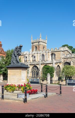 Der Allerheiligen Kirche und Kriegerdenkmal, Marktplatz, Huntingdon, Cambridgeshire, England, Vereinigtes Königreich Stockfoto