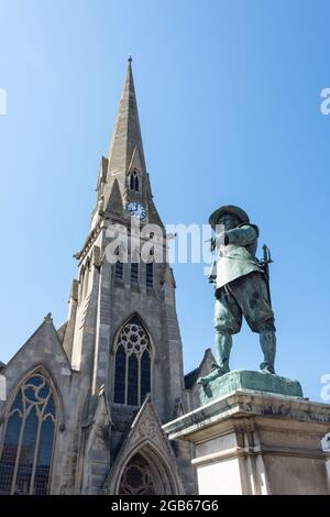 Die Statue von Oliver Cromwell und die Freikirche URC, Market Hill, St Ives, Cambridgeshire, England, Vereinigtes Königreich Stockfoto