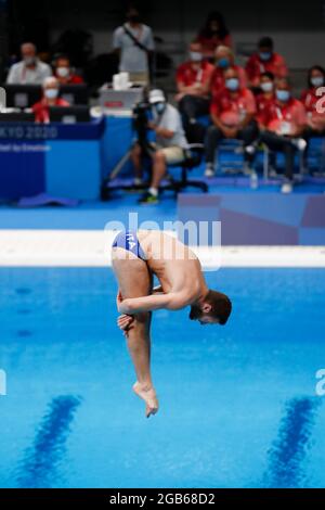 Tokio, Japan. August 2021. LORENZO MARSAGLIA (ITA) tritt während der Olympischen Spiele 2020 in Tokio im Tokyo Aquatics Center im 3 m langen Männerspringboard Preliminary an. (Bild: © Rodrigo Reyes Marin/ZUMA Press Wire) Stockfoto