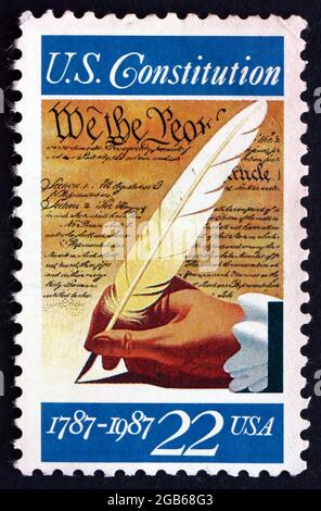 VEREINIGTE STAATEN von AMERIKA - UM 1987: Eine in den USA gedruckte Briefmarke zeigt Hand mit Quill Pen, Unterzeichnung der Verfassung, Zweihundertjahrfeier, um 1987 Stockfoto