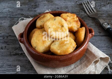 Hausgemachte frittierte Zucchini-Krapfen auf rustikalem Hintergrund Stockfoto