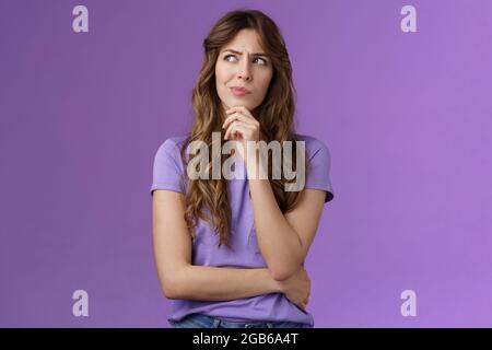 Mädchen versuchen lösen Problem denken Lösung machen hmm Gesicht schmunzeln Stirnrunzeln nachdenklich Blick weg berühren Kinn grübeln Wahl zu entscheiden, wie handeln, was Stockfoto