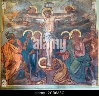 WIEN, AUSTIRA - 24. JUNI 2021: Das Fresko der Kreuzigung in der Marienkirche von Josef Dragan (1905). Stockfoto