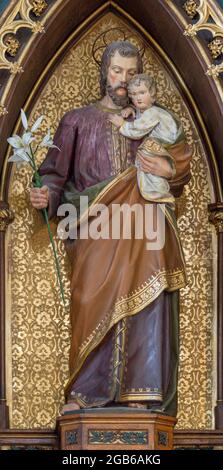 WIEN, AUSTIRA - 24. JUNI 2021: Die geschnitzte polychrome Statue des Hl. Josef in der Marienkirche. Stockfoto