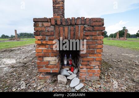 Brzezinka, Polen. August 2021. Kerzen in den Baracken im ehemaligen Lager Auschwitz II Birkenau.Tag des Gedenkens an den Völkermord an Roma und Sinti. Vor 77 Jahren, in der Nacht vom 2. Auf den 3. August 1944, liquidierten die Deutschen das Zigeunerfamilienlager im KL Auschwitz II Birkenau. Der Jahrestag wurde im ehemaligen Lager Auschwitz II-Birkenau organisiert. Kredit: SOPA Images Limited/Alamy Live Nachrichten Stockfoto