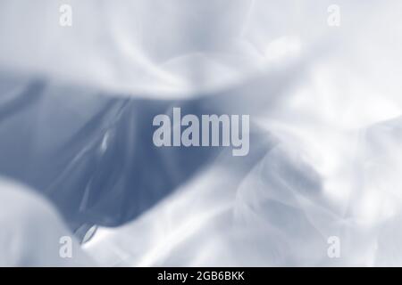 Blauer und weißer abstrakter Hintergrund. Weicher und weicher unscharfer Hintergrund. Unschärfe-Fotografie aus Tüllstoff Stockfoto