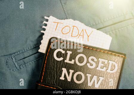 Sign Display Closed Now, Word für ein Unternehmen, das den Handel vor allem für eine kurze Zeit Denken aufgehört hat Neue helle Ideen, die Kreativität ZU ERNEUERN Stockfoto