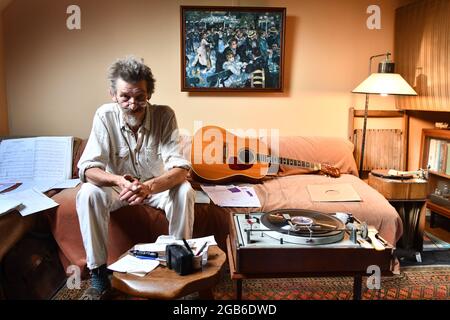 Mann spielt Vinyl-Platten auf alten Plattenspieler in einer klassischen Retro-Szene Großbritannien, Großbritannien. Musik-Plattenspieler Aufnahme Hi-Fi. Bild DAVID BAGNALL Stockfoto