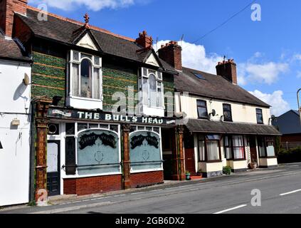 Das öffentliche Haus Bull's Head ist ein klassisches englisches Pub und ein denkmalgeschütztes Gebäude der Klasse 2, das geschlossen und zum Verkauf angeboten wurde Stockfoto