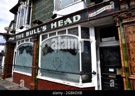 Das öffentliche Haus Bull's Head ist ein klassisches englisches Pub und ein denkmalgeschütztes Gebäude der Klasse 2, das geschlossen und zum Verkauf angeboten wurde Stockfoto