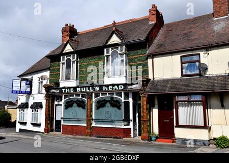 Das öffentliche Haus Bull's Head ist ein klassisches englisches Pub und ein denkmalgeschütztes Gebäude der Klasse 2, das geschlossen und zum Verkauf angeboten wurde Stockfoto