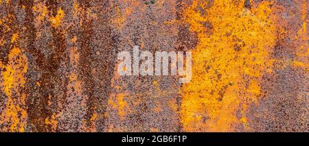 Rostige Metallstruktur. Hintergrund von abblätternder Farbe und rostigem altem Metall. Metallstruktur mit Kratzern und Rissen als Hintergrund Stockfoto
