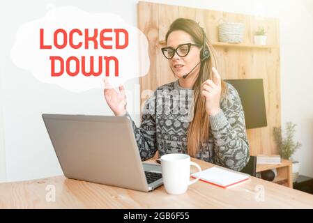 Inspiration mit Schild „Locked Down“. Konzeptionelle Foto Notfall Maßnahme, die zeigt aus Sperrgebiet verhindert Abstract Writing New Blog Stockfoto