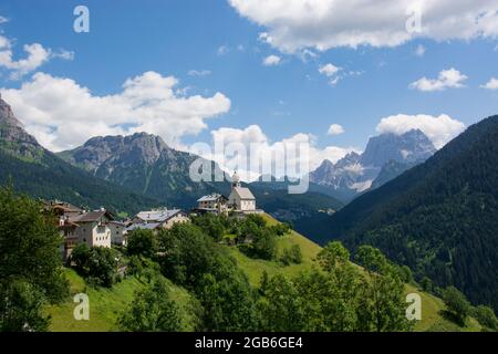 Die wunderschöne Landschaft am Colle Santa Lucia in den Belluneser Dolomiten Stockfoto