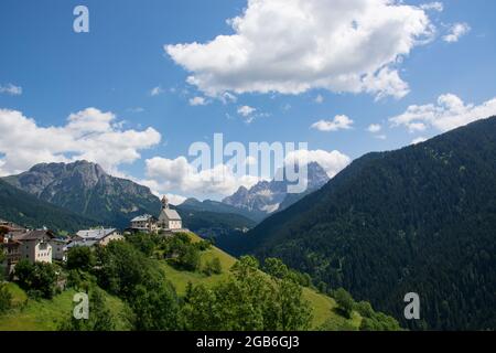 Die wunderschöne Landschaft am Colle Santa Lucia in den Belluneser Dolomiten Stockfoto