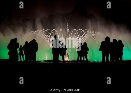 Die Menschen besuchen El Circuito Magico del Agua - Park mit einer Reihe von verschiedenen Brunnen in Lima, Peru. Stockfoto