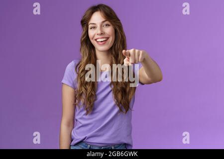 Unterhalten amüsiert attraktive lebendige Mädchen lockige Frisur Lachen glücklich zeigt Ihnen Finger zeigen Kamera Wahl treffen Lächeln breit versichert Stockfoto