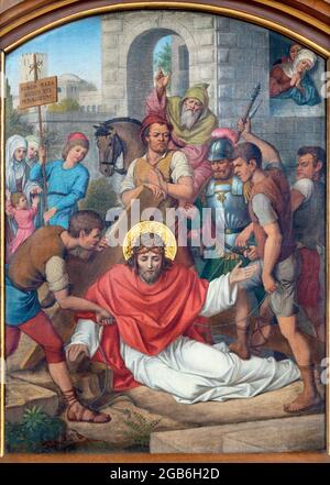 WIEN, AUSTIRA - 17. JUNI 2021: Das Bild vom Fall Jesu unter dem Kreuz als Teil der Kreuzweg-Stationen in der Marienkirche Stockfoto