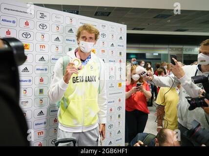 02. August 2021, Hessen, Frankfurt/Main: Der deutsche Tennisspieler Alexander Zverev zeigt seine Medaille auf dem Frankfurter Flughafen nach seiner Ankunft aus Tokio. Er hatte bei den Olympischen Spielen die Goldmedaille in den Herreneinzel gewonnen. Foto: Frank Rumpenhorst/dpa Stockfoto