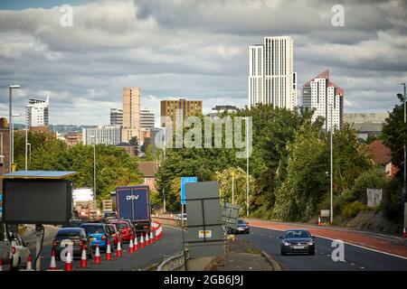 Skyline von Leeds von der A64 York Road Stockfoto