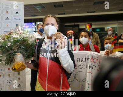 02. August 2021, Hessen, Frankfurt/Main: Die Frankfurter Sarah Köhler steht nach ihrer Ankunft aus Tokio mit ihrer Bronzemedaille am Frankfurter Flughafen. Sie war bei den Olympischen Spielen 1,500 im Freistil-Schwimmen Dritter geworden. Foto: Frank Rumpenhorst/dpa Stockfoto