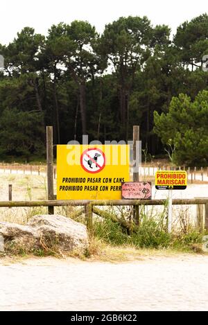 Verbotsfischerei und Recycling-Schilder im Naturpark Stockfoto