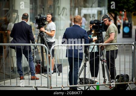 Polizist, der Wache am Kronplatz des Amtsgerichts Manchester in Spinningfield hat Stockfoto