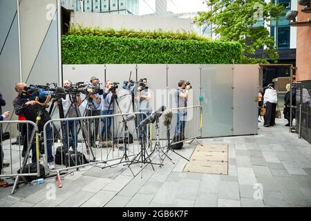 Polizist, der Wache am Kronplatz des Amtsgerichts Manchester in Spinningfield hat Stockfoto