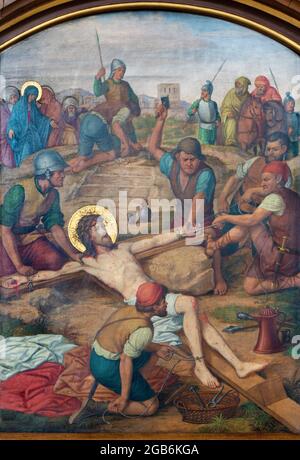 WIEN, AUSTIRA - 17. JUNI 2021: Das Jesusbild wird im Rahmen der Kreuzweg-Stationen in der Marienkirche ans Kreuz genagelt Stockfoto