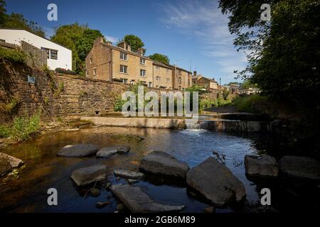 Barrowford Dorf Bürgergemeinde Pendle Bezirk von Lancashire, England. PENDLE Water und Gisburn Road Stockfoto