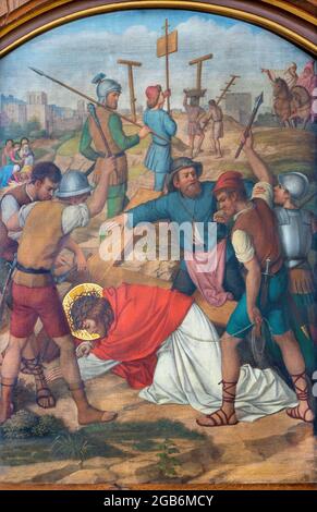 WIEN, AUSTIRA - 17. JUNI 2021: Das Bild vom Fall Jesu unter dem Kreuz als Teil der Kreuzweg-Stationen in der Marienkirche Stockfoto