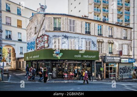 Paris, Frankreich, 2020. Februar, Blick auf die Metro-Fassade eine Bar/Café/Restaurant in Belleville im 20. Bezirk der Hauptstadt Stockfoto