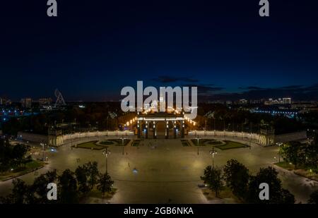 Moskau, Russland - 22. Juli 2021: All-Russian Exhibition Centre VDNKh. Haupteingangstor bei Nacht. Drohnenfoto Stockfoto