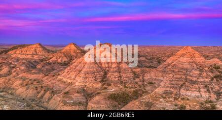 Panorama eines Sonnenaufgangs über Heuhaufen-Butten in den Frottee-Badlands in der Nähe von Terry, montana Stockfoto